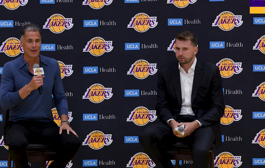 Luka Dončić i Rob Pelinka